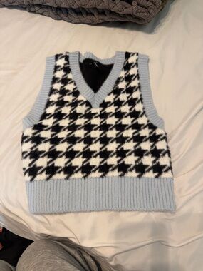 H&M Light Blue Black White Houndstooth V-Neck Sweater Vest